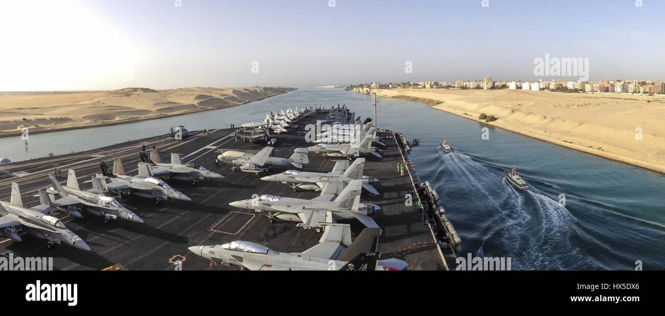 La portaerei USS Dwight D. Eisenhower CVN (69) transita il Canale di Suez, 2013. Immagine cortesia Kameren Guy Hodnet/US Navy. Foto Stock