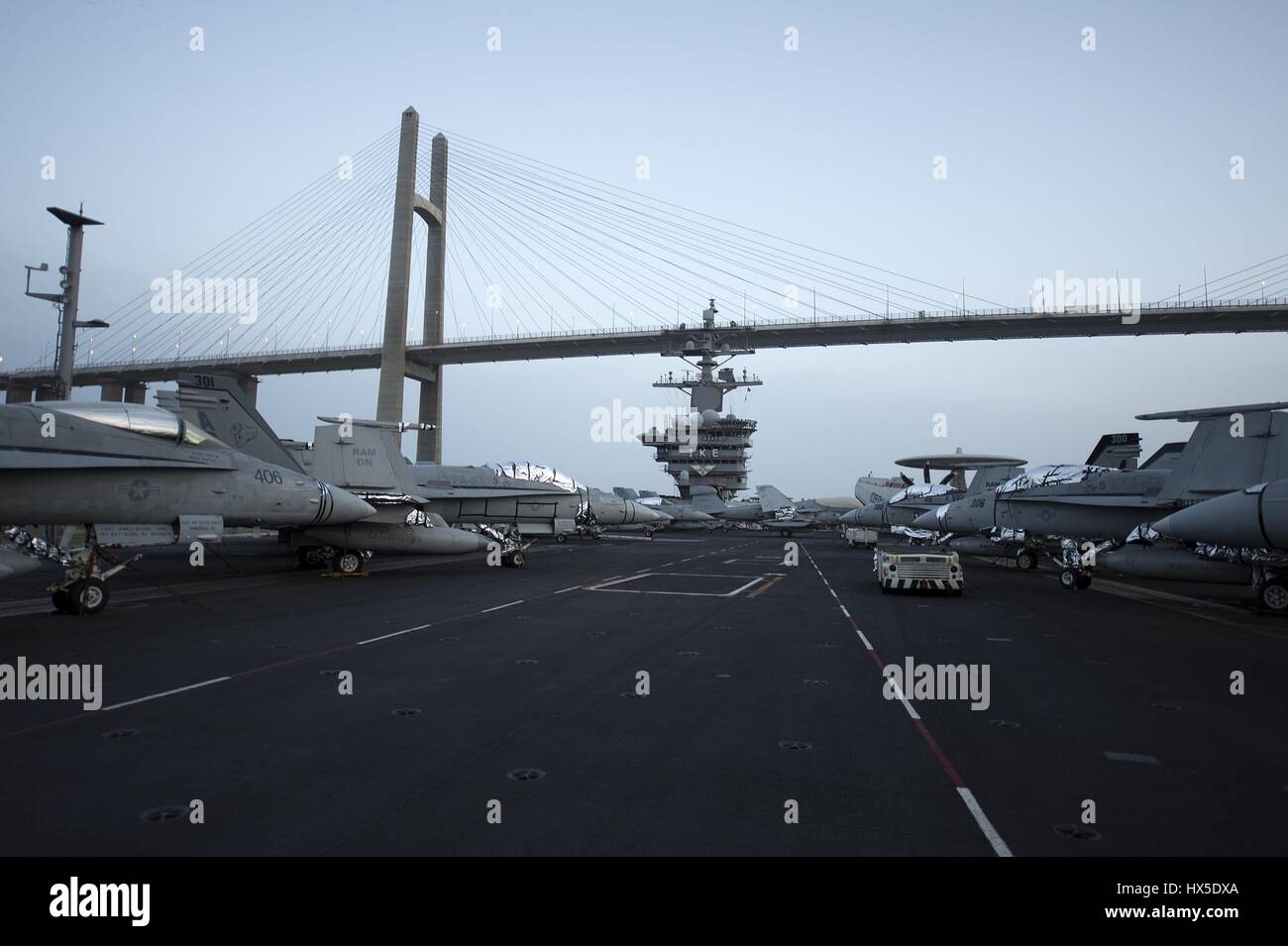 Portaerei USS Dwight D. Eisenhower CVN (69) passa sotto il ponte di amicizia in El Qantara, Egitto, 2013. Immagine cortesia marinaio Andrew Schneider/US Navy. Foto Stock