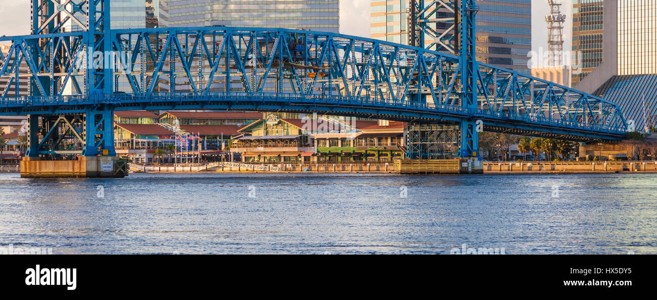 Il Jacksonville Landing e Main Street ponte sopra il St Johns River in Downtown Jacksonville, Florida. Foto Stock