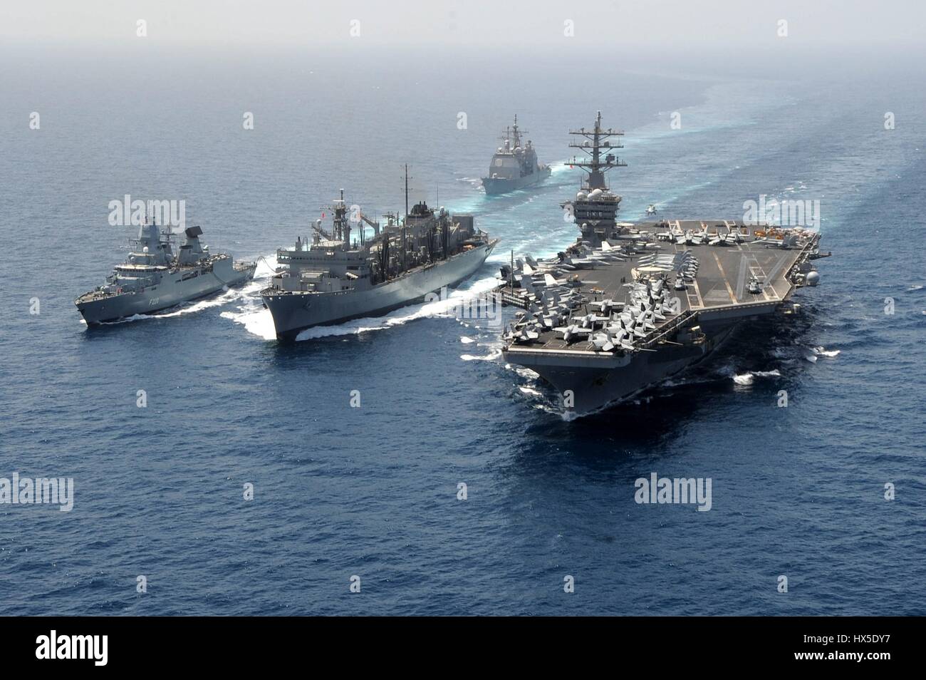 Visite-missili cruiser USS la cittadella di Hue (CG 66), la marina militare tedesca frigate FGS Hamburd (F220), la portaerei USS Dwight D. Eisenhower CVN (69), e i militari di comando Sealift fast combattere la nave appoggio USNS Ponte (T-AOE 10) durante un rifornimento in mare, mare Arabico, Marzo 23, 2013. Immagine cortesia Ryan D. McLearnon/US Navy. Foto Stock
