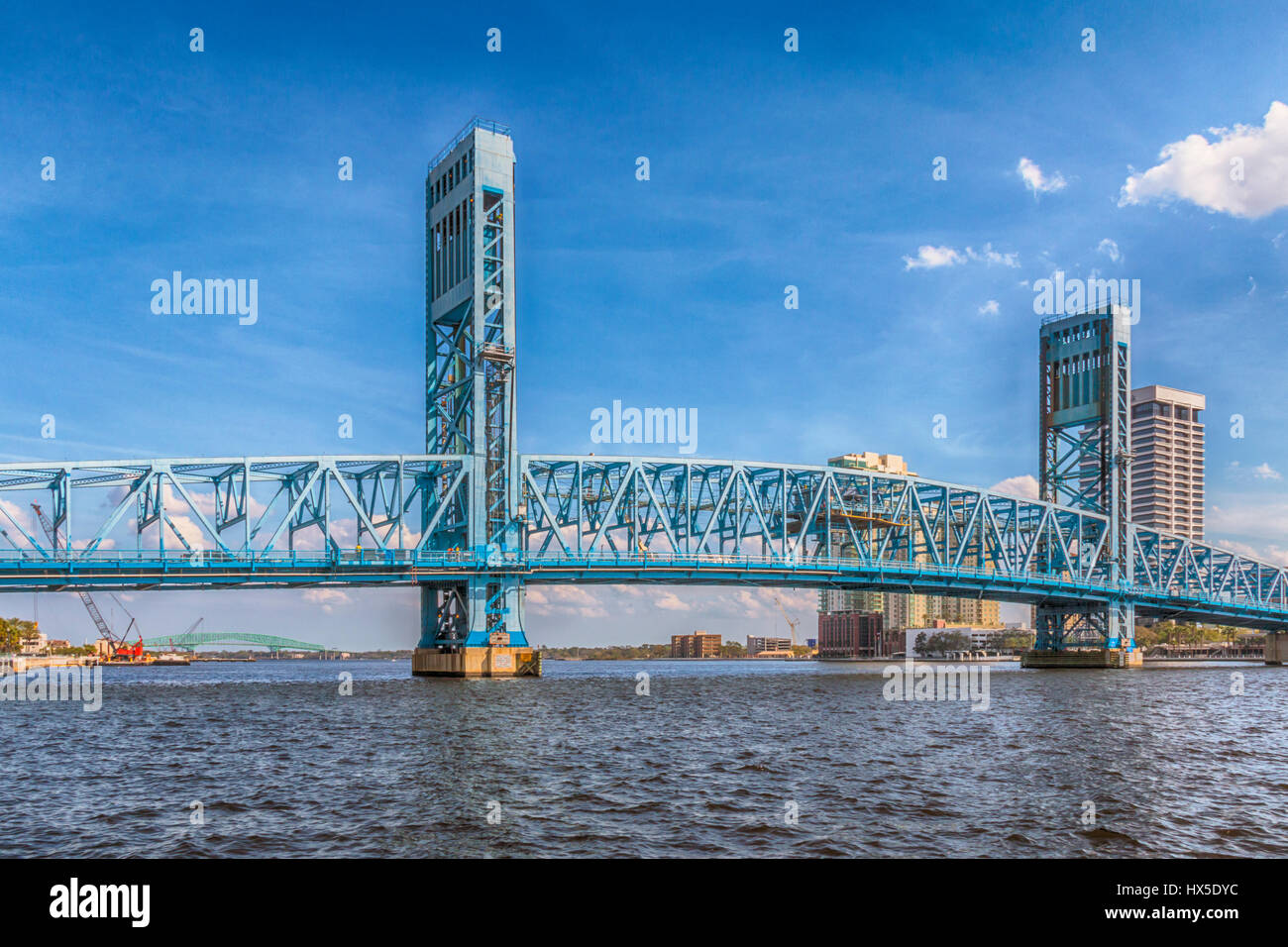 Strada principale ponte sopra il St Johns River in Downtown Jacksonville, Florida. Foto Stock