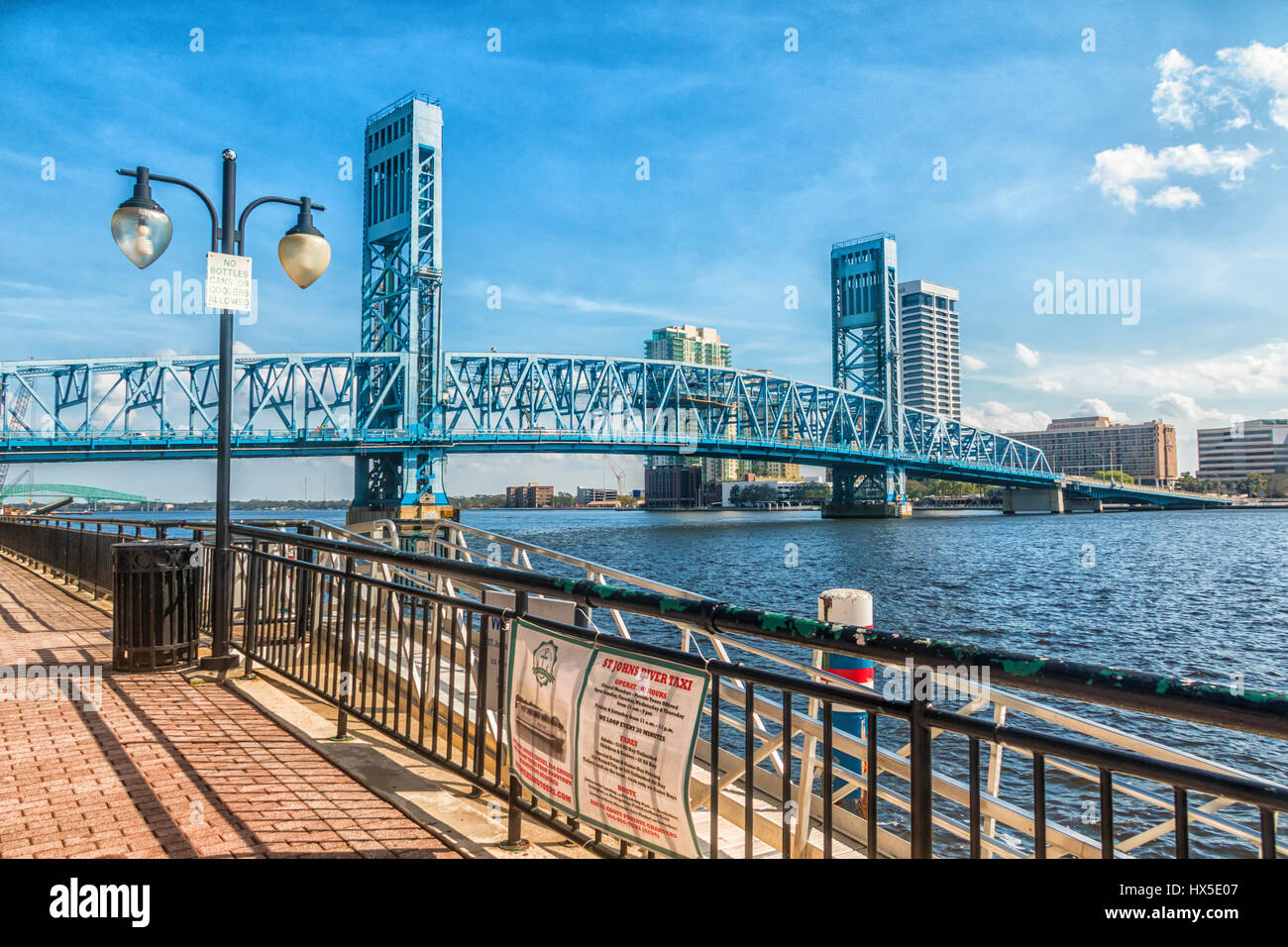 St Johns River Taxi traghetti per turisti e gente del posto intorno all'area del centro cittadino di Jacksonville, Florida zona lungofiume. Foto Stock