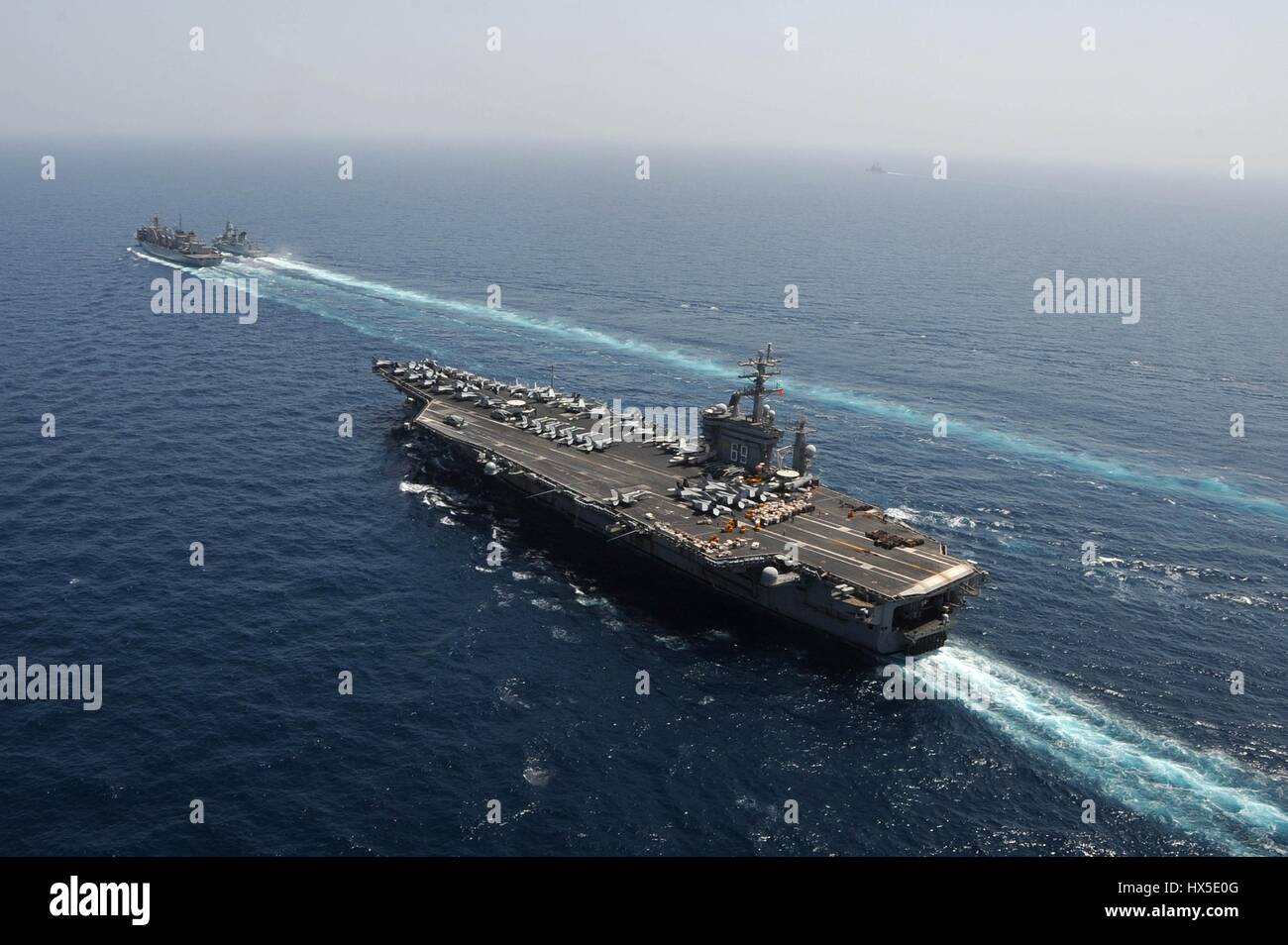 Portaerei USS Dwight D. Eisenhower (CVN 69), militare Sealift Command fast combattere la nave appoggio USNS Ponte (T-AOE 10), e la marina militare tedesca frigate FGS Amburgo (F220) a partecipare a una ricostituzione in mare, 2013. Foto Stock