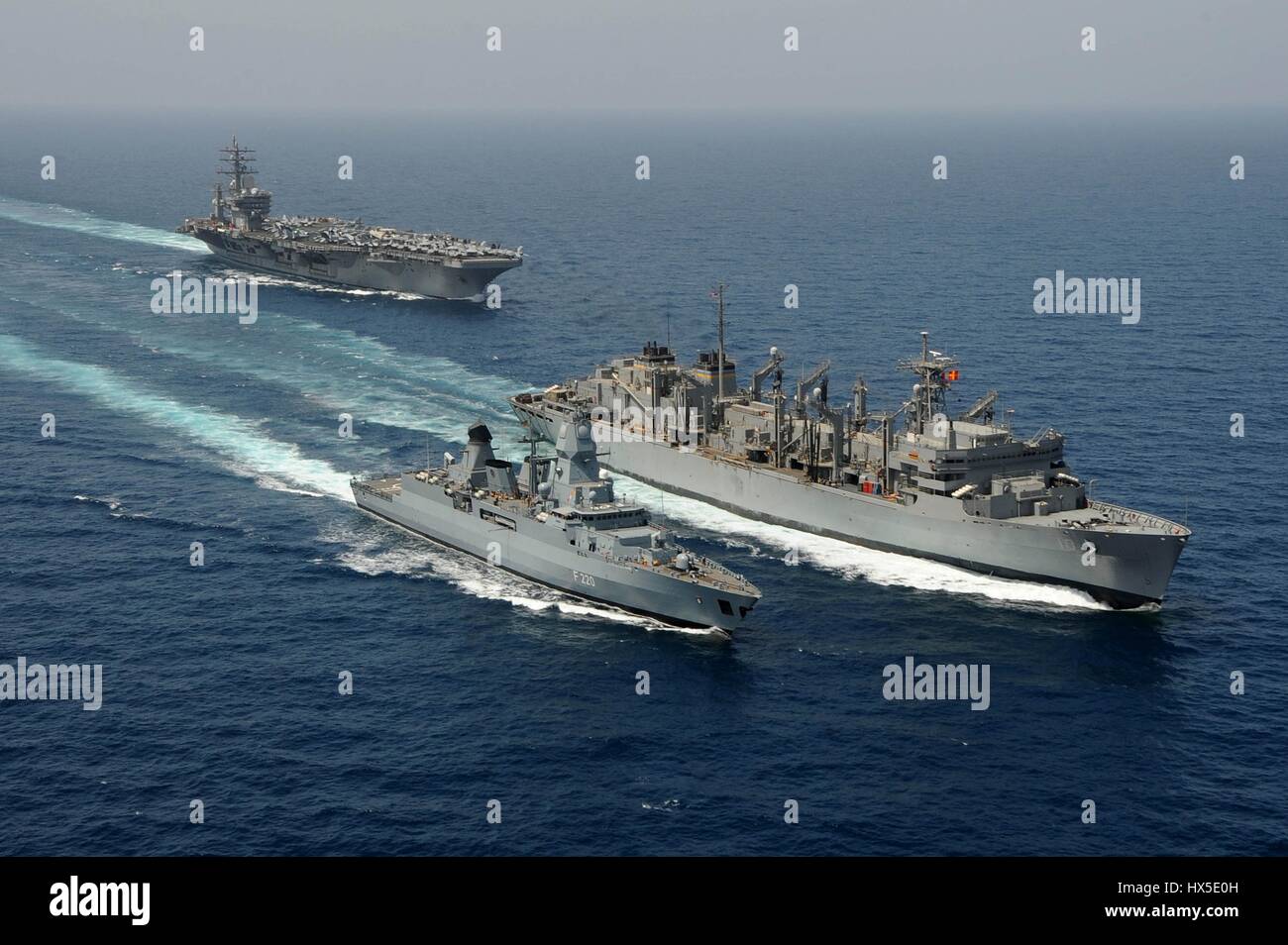 La marina militare tedesca frigate FGS Hamburd (F220), la portaerei USS Dwight D. Eisenhower CVN (69), e i militari di comando Sealift fast combattere la nave appoggio USNS Ponte (T-AOE 10) durante un rifornimento in mare, mare Arabico, Marzo 23, 2013. Immagine cortesia Ryan D. McLearnon/US Navy. Foto Stock