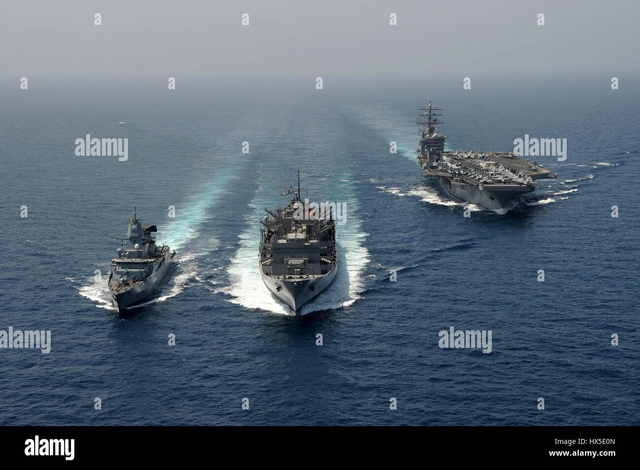 La marina militare tedesca frigate FGS Hamburd (F220), la portaerei USS Dwight D. Eisenhower CVN (69), e i militari di comando Sealift fast combattere la nave appoggio USNS Ponte (T-AOE 10) durante un rifornimento in mare, mare Arabico, Marzo 23, 2013. Immagine cortesia Ryan D. McLearnon/US Navy. Foto Stock
