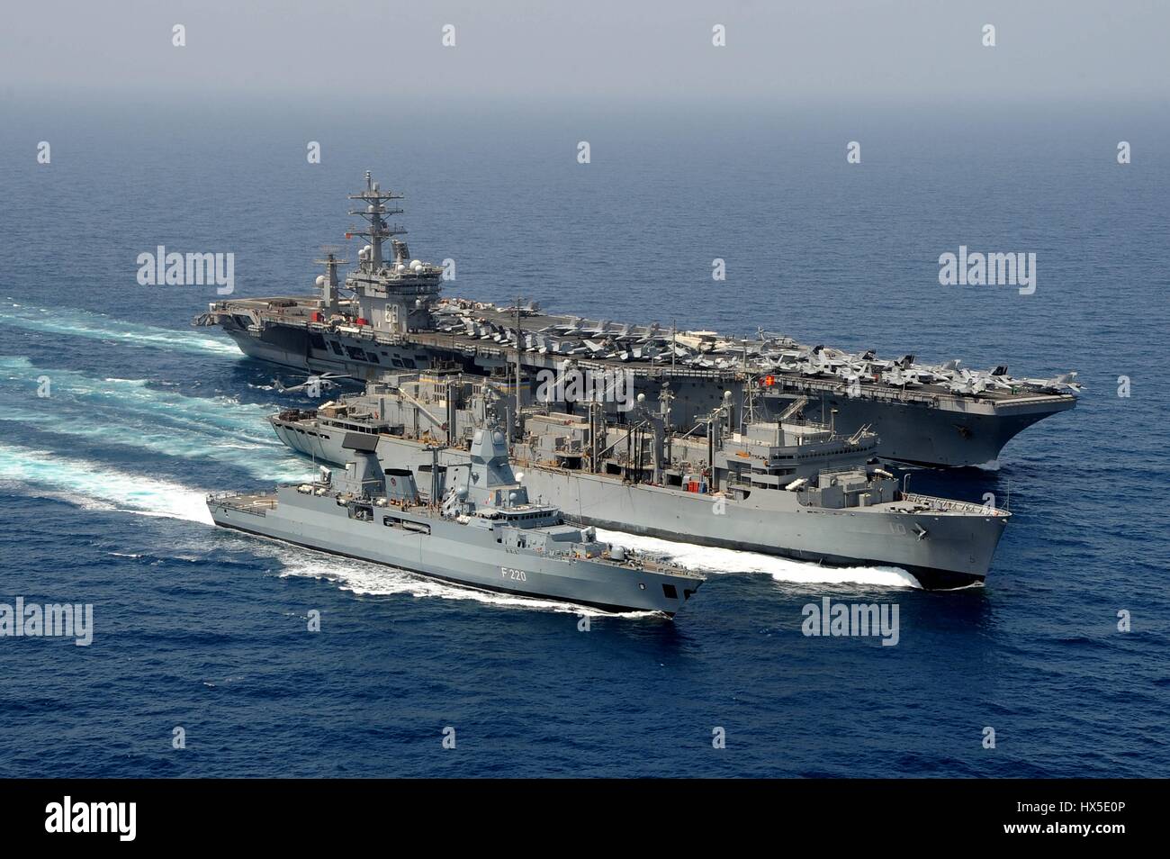Marina militare tedesca frigate FGS Amburgo (F220), portaerei USS Dwight D. Eisenhower CVN (69), e militari di comando Sealift fast combattere la nave appoggio USNS Ponte (T-AOE 10) a partecipare a una ricostituzione in mare, 2013. Foto Stock