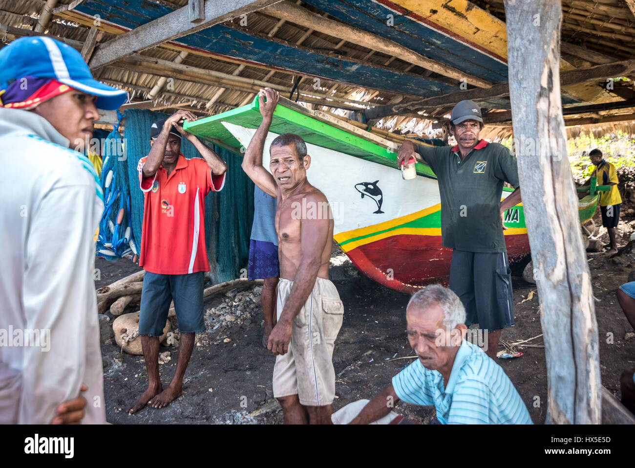 Pescatori tradizionali che hanno una conversazione al deposito di barca a secco nel villaggio di Lamalera, Isola di Lembata, Nusa Tenggara orientale, Indonesia. Foto Stock