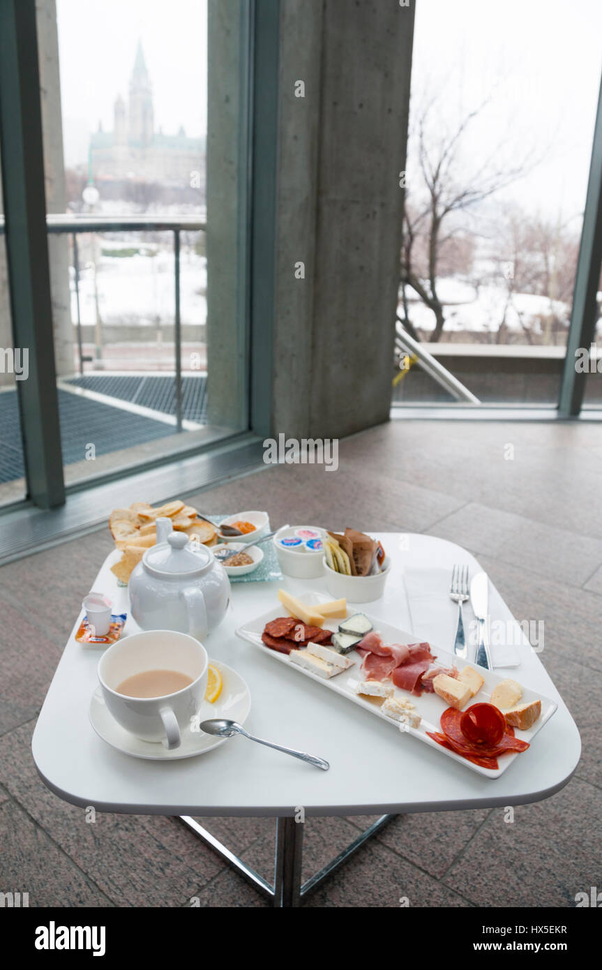 Un piatto di salumi è visto alla National Gallery of Canada in Ottawa, Ontario, Canada Foto Stock