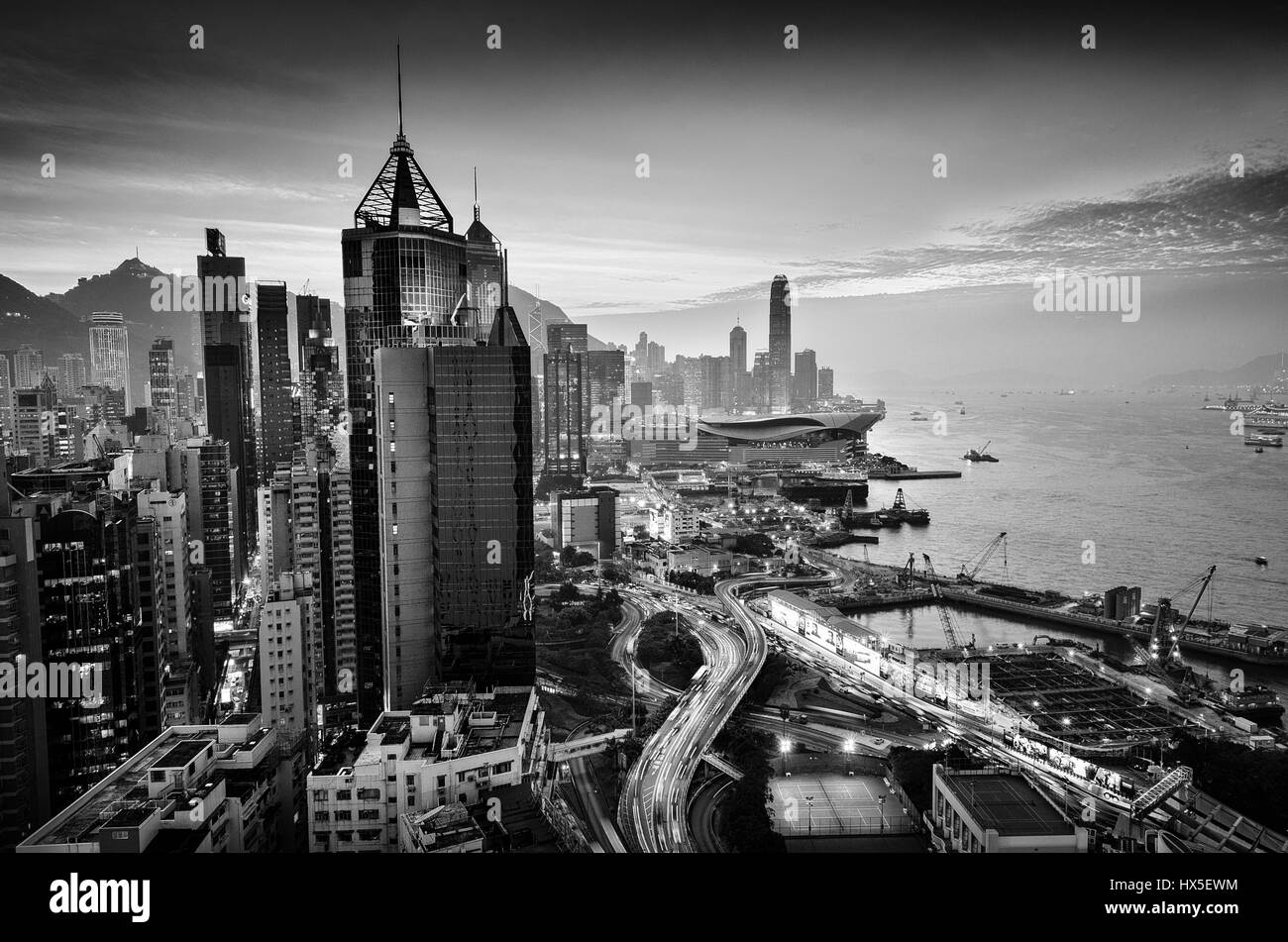 Guardando verso il basso oltre la Causeway Bay di Hong Kong di notte Foto Stock