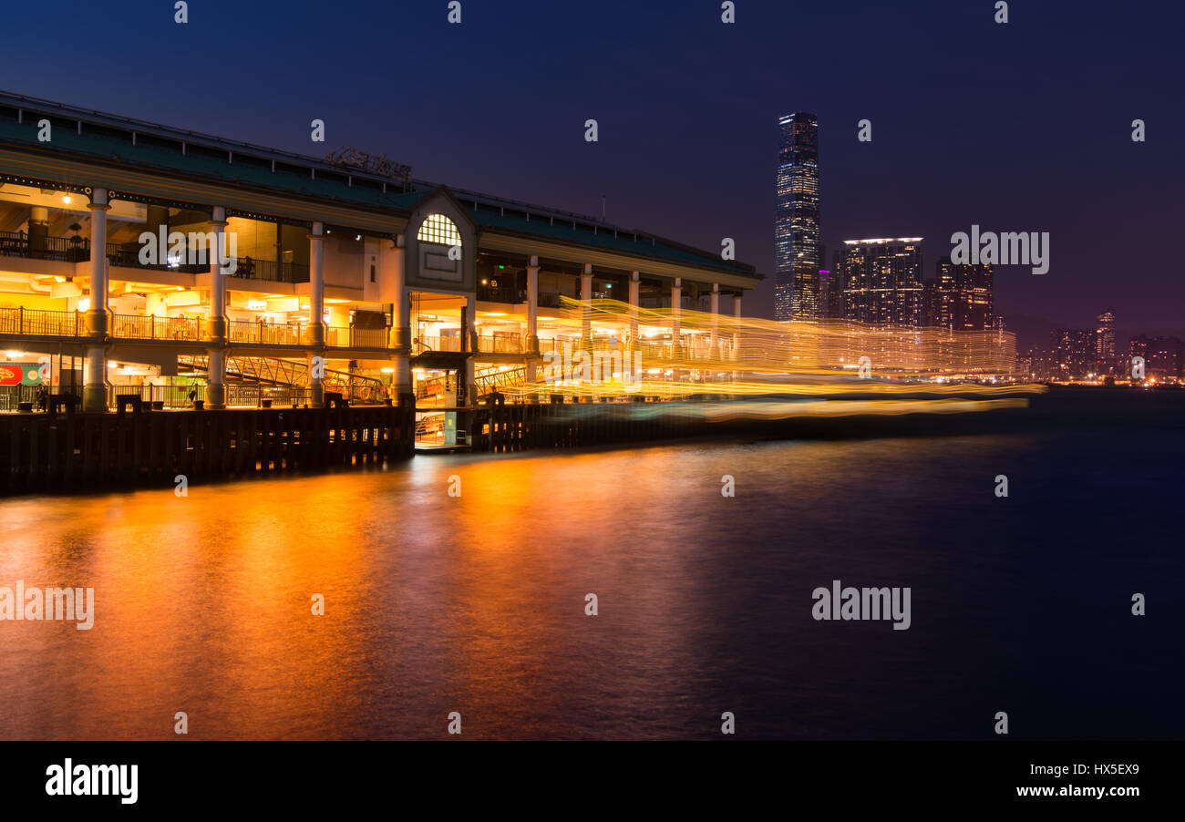 Dal Molo dei Traghetti Star, Hong Kong, una lunga esposizione Foto Stock