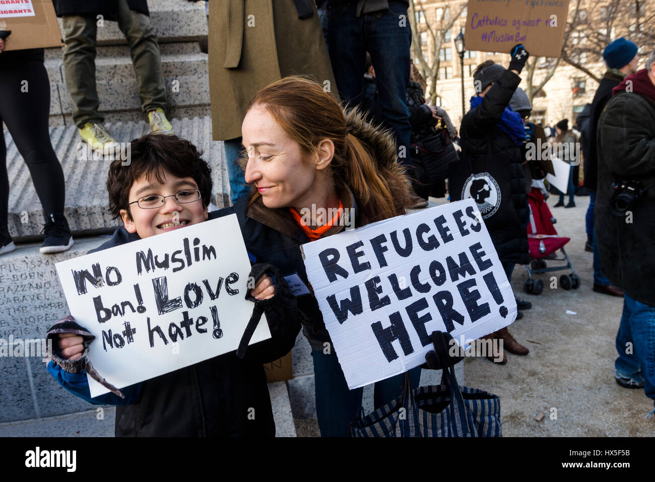 New York, Stati Uniti d'America - 29 Gennaio 2017 - marzo & Rally: ci sarà la fine dei profughi musulmani e di divieto. Migliaia di Newyorkesi raccolse in Battery Park per un mese di marzo a Foley Square per protestare contro il presidente trump il divieto di viaggio contro cinque prevalentemente le nazioni musulmane. ©Stacy Rosenstock Walsh/Alamy Foto Stock