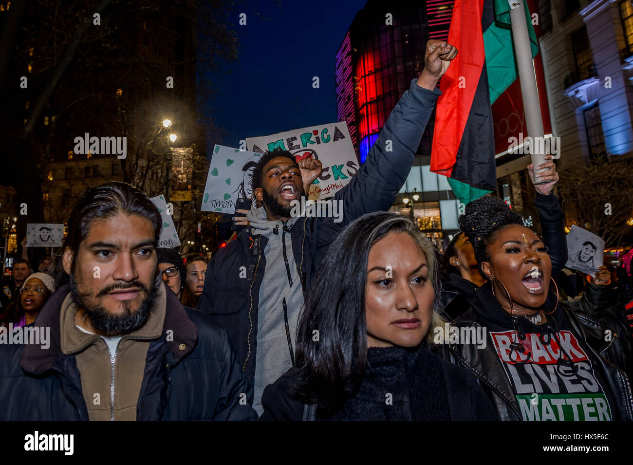 New York, Stati Uniti. 24 Mar, 2017. Una folla di circa 300 persone si sono radunate in Union Square la sera del 24 marzo 2017; per un intervento di emergenza di dire basta. La folla si raccolse e procedere a marzo a Herald Square nel centro cittadino di Manhattan dove Timoteo Caughman è stato ucciso e tenere premuto un momento di silenzio per onorare Timoteo e altre vittime di crimini di odio e a dire di no ai crimini di odio e di terrorismo interno. Credito: Erik McGregor/Pacific Press/Alamy Live News Foto Stock