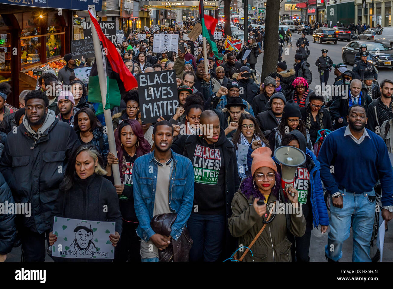 New York, Stati Uniti. 24 Mar, 2017. Una folla di circa 300 persone si sono radunate in Union Square la sera del 24 marzo 2017; per un intervento di emergenza di dire basta. La folla si raccolse e procedere a marzo a Herald Square nel centro cittadino di Manhattan dove Timoteo Caughman è stato ucciso e tenere premuto un momento di silenzio per onorare Timoteo e altre vittime di crimini di odio e a dire di no ai crimini di odio e di terrorismo interno. Credito: Erik McGregor/Pacific Press/Alamy Live News Foto Stock