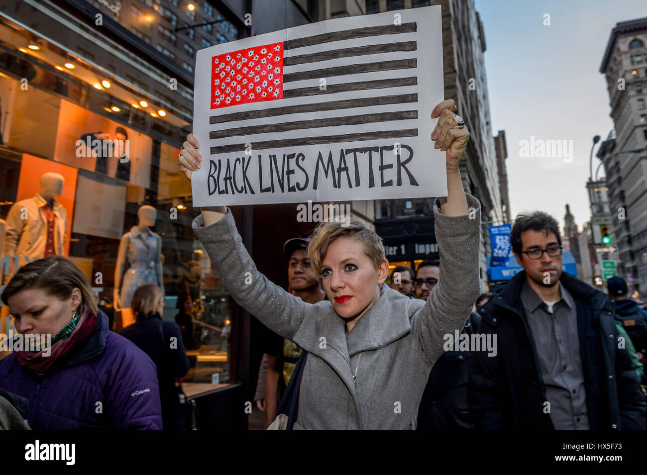 New York, Stati Uniti. 24 Mar, 2017. Una folla di circa 300 persone si sono radunate in Union Square la sera del 24 marzo 2017; per un intervento di emergenza di dire basta. La folla si raccolse e procedere a marzo a Herald Square nel centro cittadino di Manhattan dove Timoteo Caughman è stato ucciso e tenere premuto un momento di silenzio per onorare Timoteo e altre vittime di crimini di odio e a dire di no ai crimini di odio e di terrorismo interno. Credito: Erik McGregor/Pacific Press/Alamy Live News Foto Stock