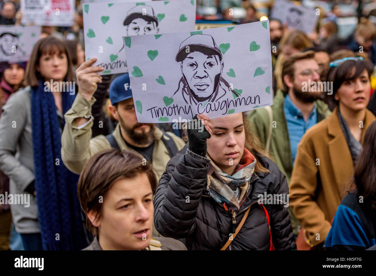 New York, Stati Uniti. 24 Mar, 2017. Una folla di circa 300 persone si sono radunate in Union Square la sera del 24 marzo 2017; per un intervento di emergenza di dire basta. La folla si raccolse e procedere a marzo a Herald Square nel centro cittadino di Manhattan dove Timoteo Caughman è stato ucciso e tenere premuto un momento di silenzio per onorare Timoteo e altre vittime di crimini di odio e a dire di no ai crimini di odio e di terrorismo interno. Credito: Erik McGregor/Pacific Press/Alamy Live News Foto Stock