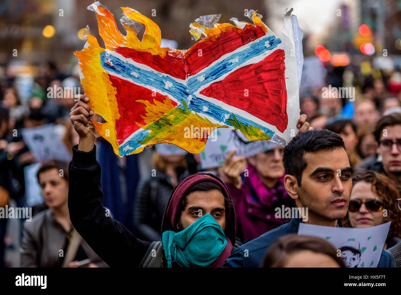 New York, Stati Uniti. 24 Mar, 2017. Una folla di circa 300 persone si sono radunate in Union Square la sera del 24 marzo 2017; per un intervento di emergenza di dire basta. La folla si raccolse e procedere a marzo a Herald Square nel centro cittadino di Manhattan dove Timoteo Caughman è stato ucciso e tenere premuto un momento di silenzio per onorare Timoteo e altre vittime di crimini di odio e a dire di no ai crimini di odio e di terrorismo interno. Credito: Erik McGregor/Pacific Press/Alamy Live News Foto Stock