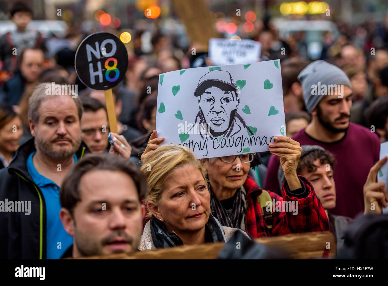 New York, Stati Uniti. 24 Mar, 2017. Una folla di circa 300 persone si sono radunate in Union Square la sera del 24 marzo 2017; per un intervento di emergenza di dire basta. La folla si raccolse e procedere a marzo a Herald Square nel centro cittadino di Manhattan dove Timoteo Caughman è stato ucciso e tenere premuto un momento di silenzio per onorare Timoteo e altre vittime di crimini di odio e a dire di no ai crimini di odio e di terrorismo interno. Credito: Erik McGregor/Pacific Press/Alamy Live News Foto Stock