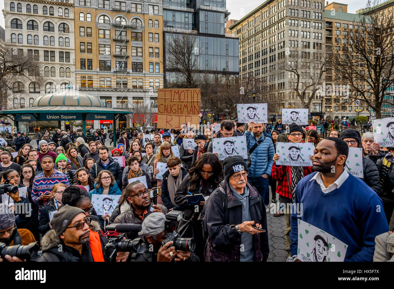 New York, Stati Uniti. 24 Mar, 2017. Una folla di circa 300 persone si sono radunate in Union Square la sera del 24 marzo 2017; per un intervento di emergenza di dire basta. La folla si raccolse e procedere a marzo a Herald Square nel centro cittadino di Manhattan dove Timoteo Caughman è stato ucciso e tenere premuto un momento di silenzio per onorare Timoteo e altre vittime di crimini di odio e a dire di no ai crimini di odio e di terrorismo interno. Credito: Erik McGregor/Pacific Press/Alamy Live News Foto Stock