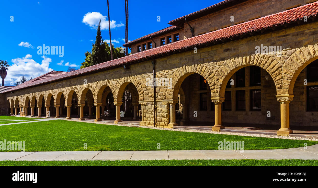 Palo Alto, CA - Febbraio 25, 2017: memoriale corte, Stanford University. Stanford U è uno dei leader mondiali nella attività di didattica e di ricerca delle università. Foto Stock