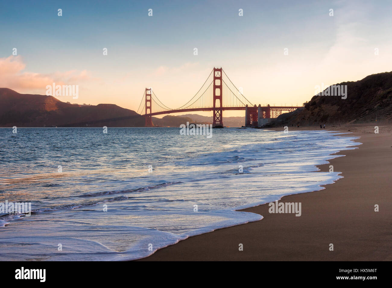 San Francisco beach e il Golden Gate Bridge a sunrise, California. Foto Stock