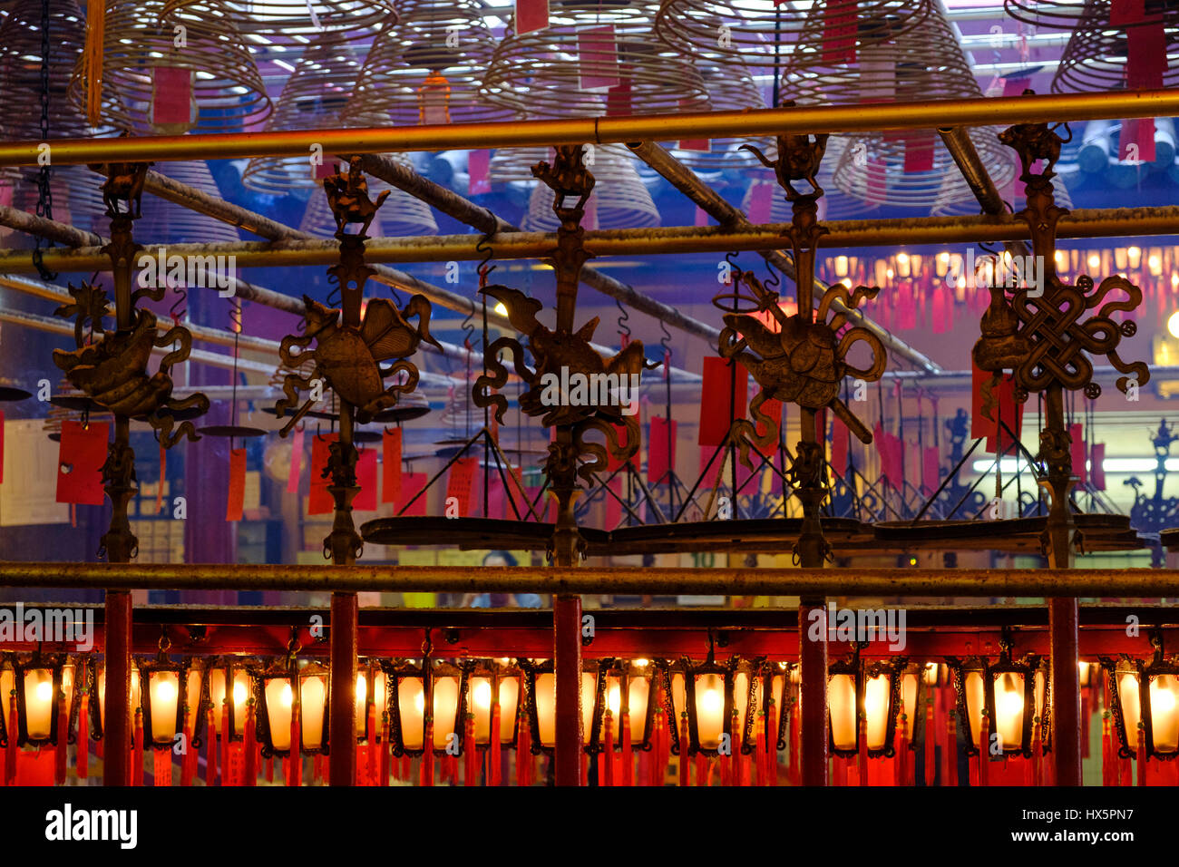 Lanterne rosse, bobine di incenso e altre decorazioni all'interno del Tempio di Man Mo, Hollywood Road, Sheung Wan, Isola di Hong Kong, Cina. Foto Stock
