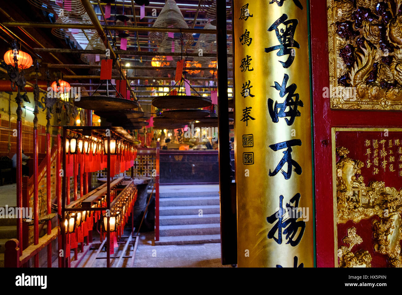 Lanterne rosse, bobine di incenso e il dettaglio delle decorazioni all'interno Tempio Man Mo, Hollywood Road, Sheung Wan, Isola di Hong Kong, Cina. Foto Stock