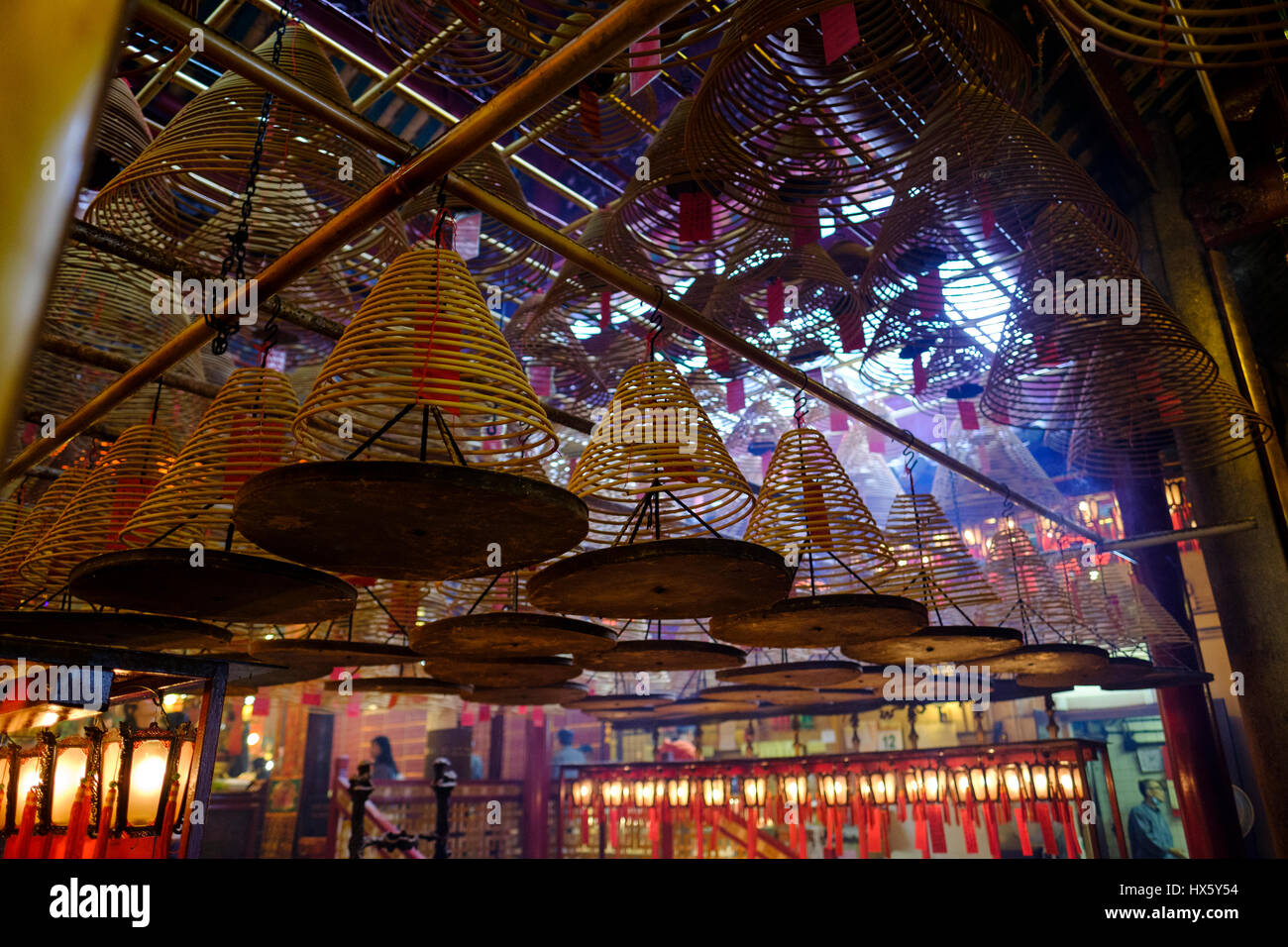 Grandi bobine di incenso che pendevano dal soffitto all'interno del Tempio di Man Mo, Hollywood Road, Sheung Wan, Isola di Hong Kong, Cina. Foto Stock