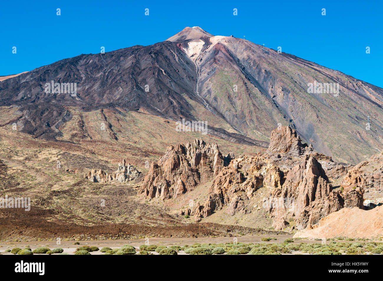 Los Roques de Garcia davanti il Pico del Teide Nella caldera di Tenerife, Spagna. Foto Stock