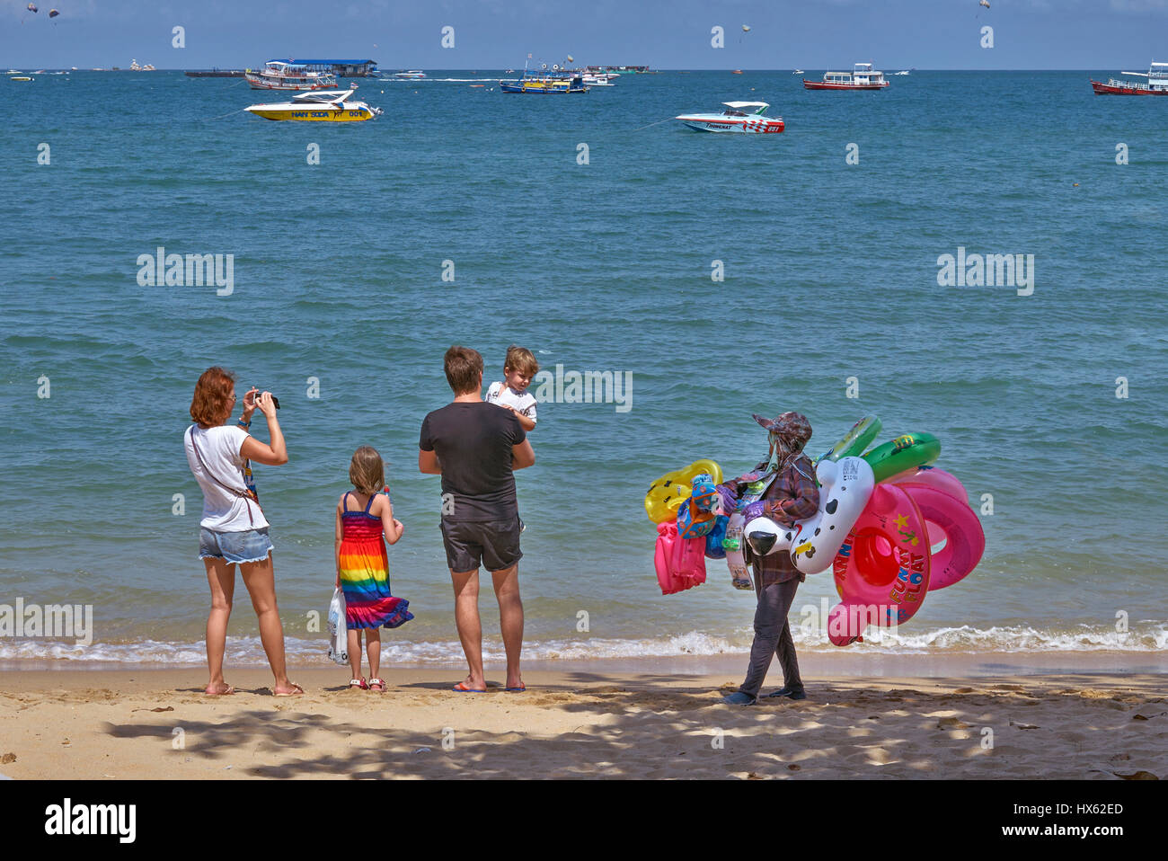 Gruppo di famiglia in vacanza in spiaggia con i bambini piccoli. Spiaggia di Pattaya Thailandia, Sud-est asiatico Foto Stock