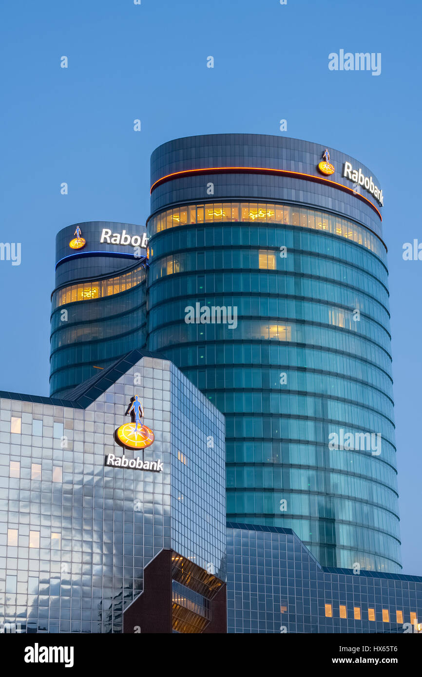 La torre della Rabobank headquarters building con vetro che riflette il blu del cielo. Utrecht, Paesi Bassi. Foto Stock