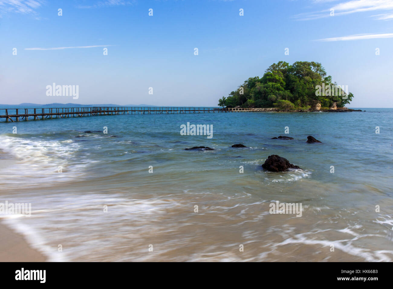 Una lunga esposizione del pensatore dell isola, Cambogia con la sua passerella in legno a. Foto Stock