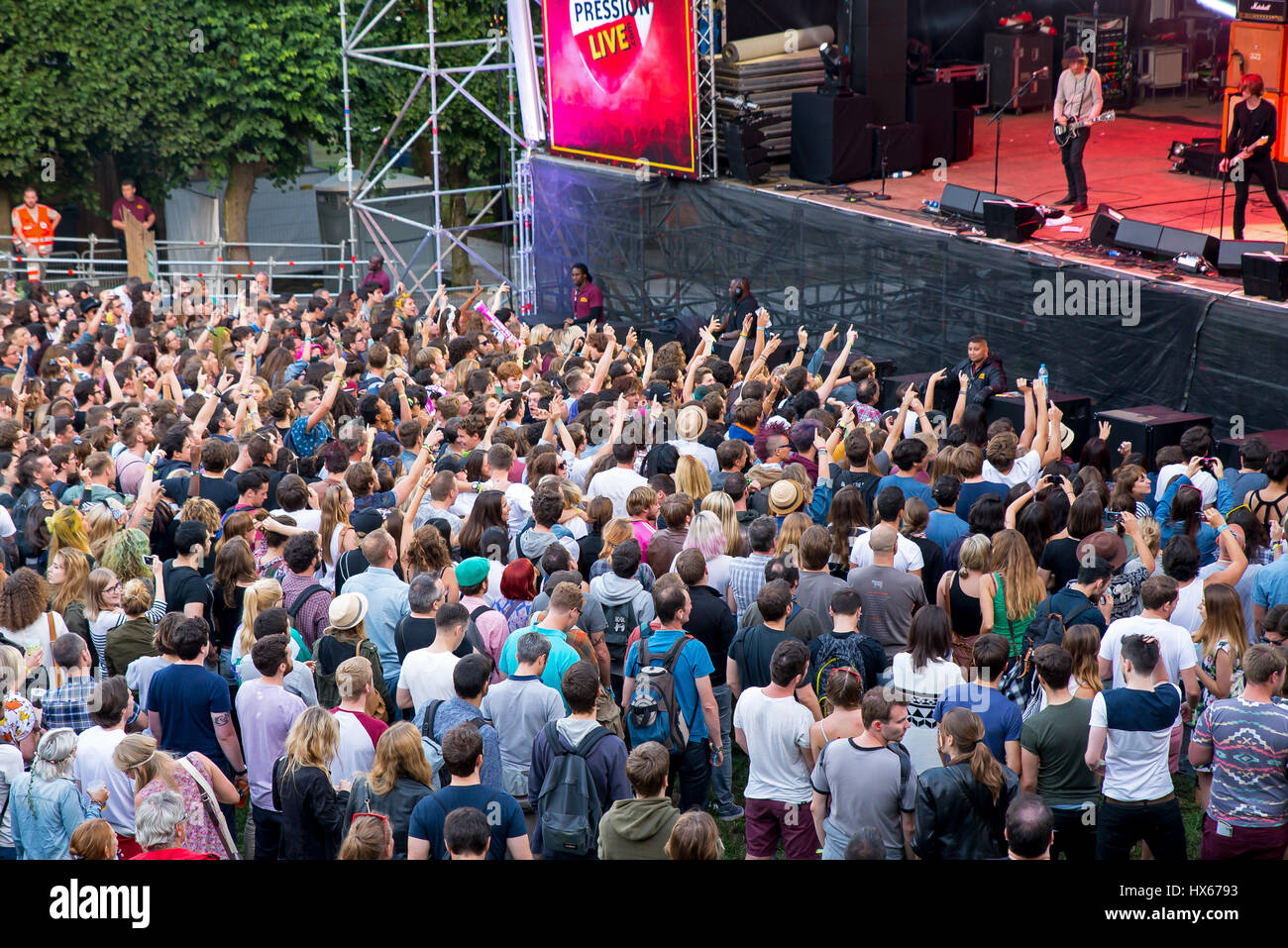 Parigi - 28 agosto: la folla in un concerto al Rock en Seine Festival il 28 agosto 2015 a Parigi, Francia. Foto Stock