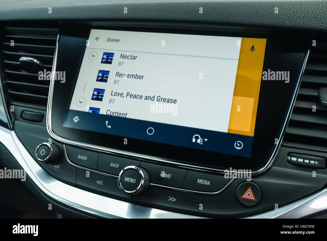 Android Auto Auto veicolo interfaccia di navigazione che mostra Google Play interfaccia musicale Foto Stock