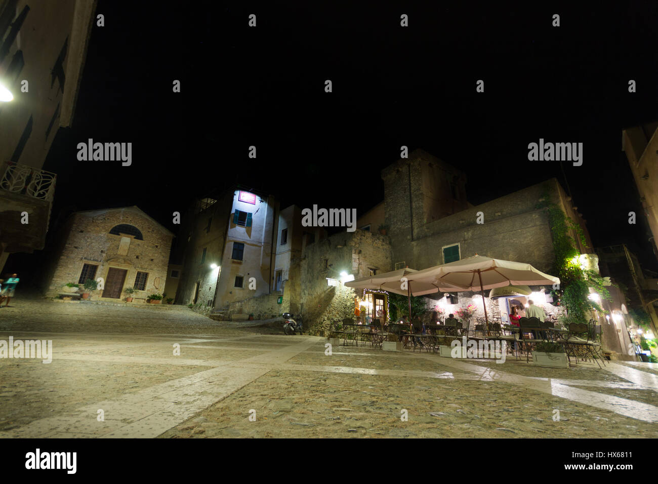 Vista notturna di Borgio Verezzi luogo principale, un piccolo villaggio vicino a Genova, liguria, Italy Foto Stock