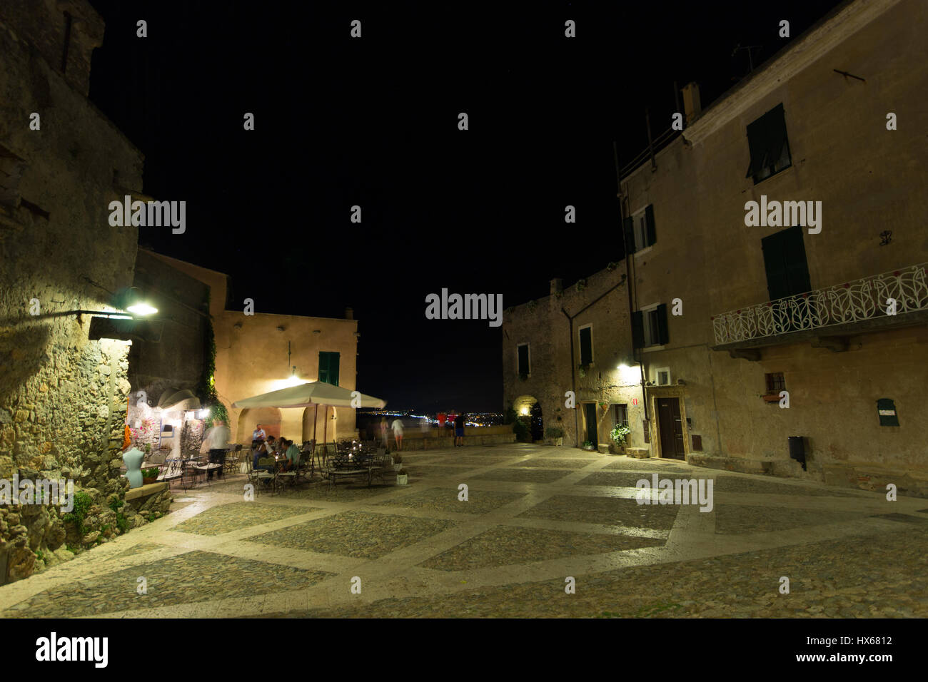 Vista notturna di Borgio Verezzi luogo principale, un piccolo villaggio vicino a Genova, Liguia, Italia Foto Stock