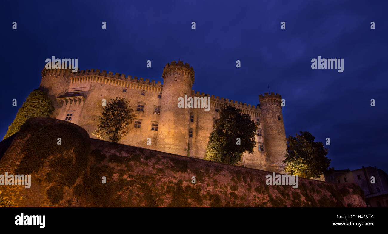 Una vista notturna del castello di Bracciano, un antico e grazioso villaggio vicino a Roma, Italia Foto Stock