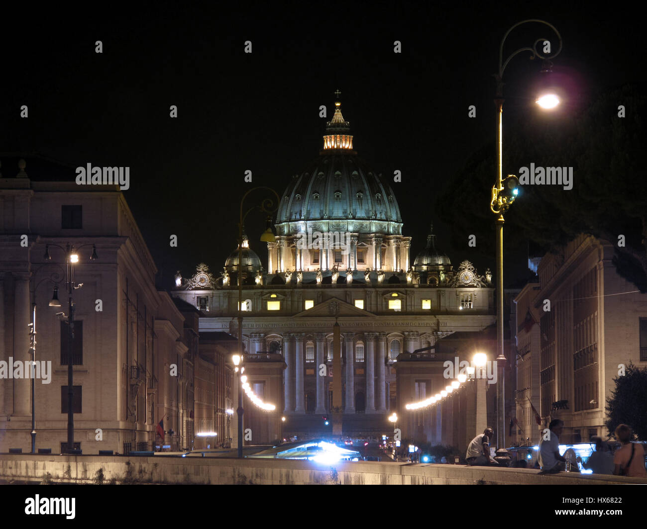 Una vista notturna della basilica di San Pietro e Via della Conciliazione, un famoso punto di riferimento a Roma, Italia Foto Stock