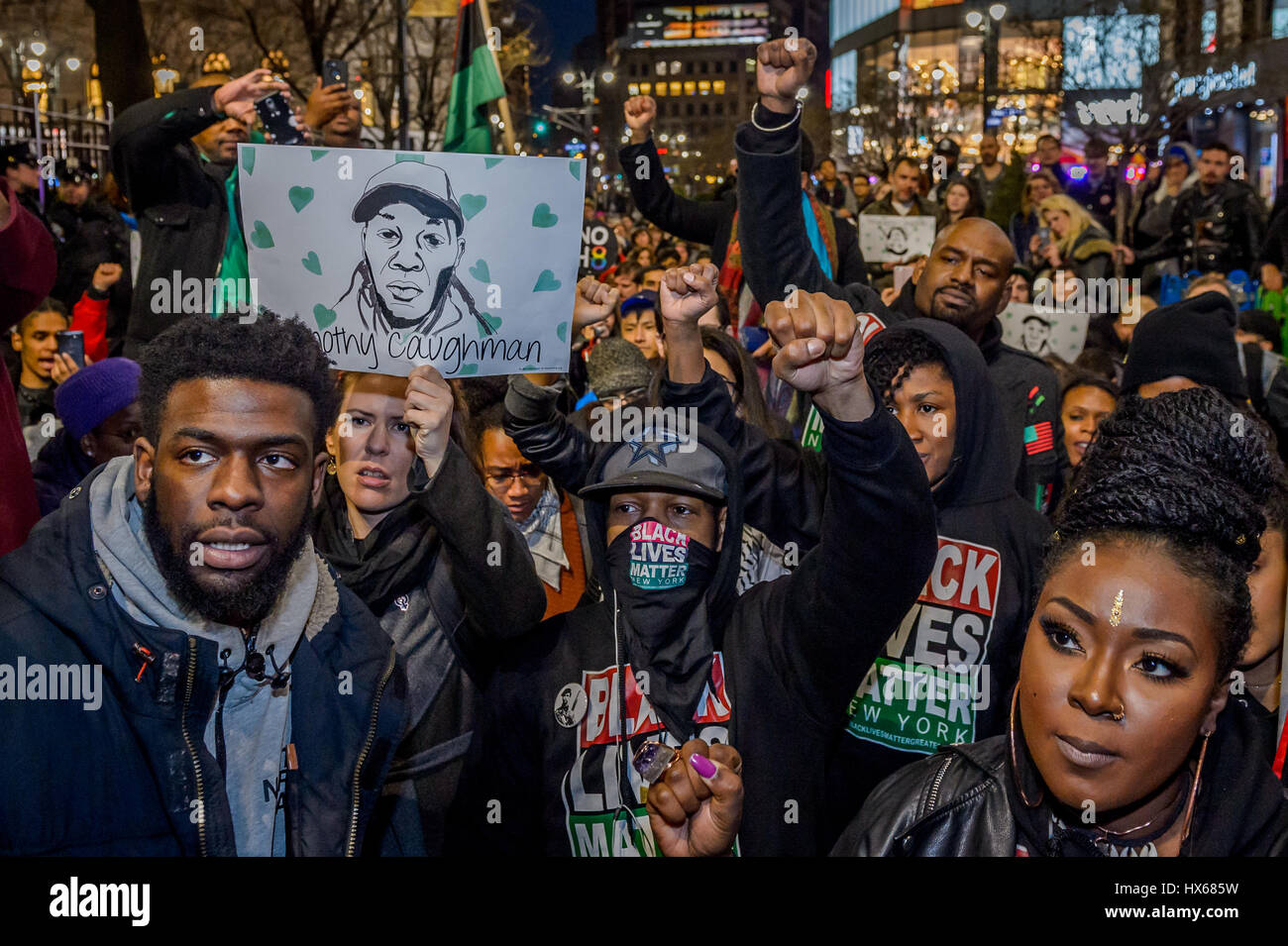 Una folla di circa 300 persone si sono radunate in Union Square la sera del 24 marzo 2017; per un intervento di emergenza di dire basta. La folla si raccolse e procedere a marzo a Herald Square nel centro cittadino di Manhattan dove Timoteo Caughman è stato ucciso e tenere premuto un momento di silenzio per onorare Timoteo e altre vittime di crimini di odio e a dire di no ai crimini di odio e di terrorismo interno. (Foto byErik McGregor/Pacific Stampa) Foto Stock