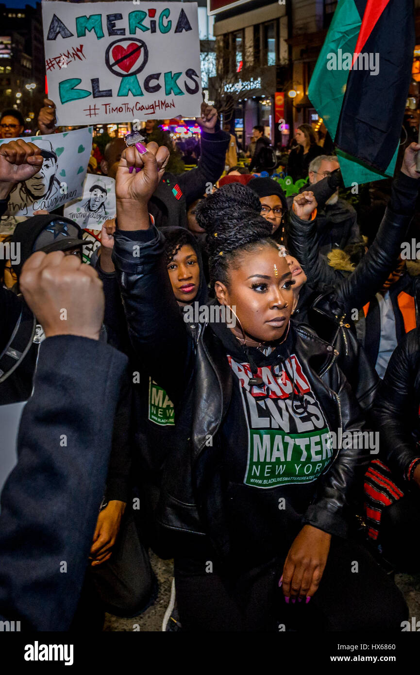 Una folla di circa 300 persone si sono radunate in Union Square la sera del 24 marzo 2017; per un intervento di emergenza di dire basta. La folla si raccolse e procedere a marzo a Herald Square nel centro cittadino di Manhattan dove Timoteo Caughman è stato ucciso e tenere premuto un momento di silenzio per onorare Timoteo e altre vittime di crimini di odio e a dire di no ai crimini di odio e di terrorismo interno. (Foto byErik McGregor/Pacific Stampa) Foto Stock
