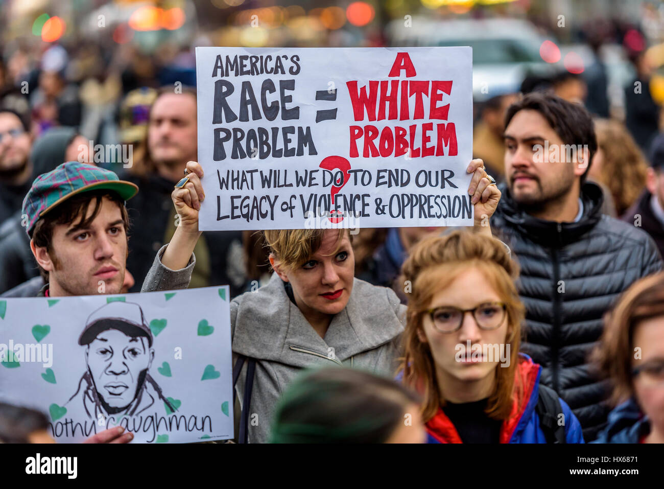 Una folla di circa 300 persone si sono radunate in Union Square la sera del 24 marzo 2017; per un intervento di emergenza di dire basta. La folla si raccolse e procedere a marzo a Herald Square nel centro cittadino di Manhattan dove Timoteo Caughman è stato ucciso e tenere premuto un momento di silenzio per onorare Timoteo e altre vittime di crimini di odio e a dire di no ai crimini di odio e di terrorismo interno. (Foto byErik McGregor/Pacific Stampa) Foto Stock