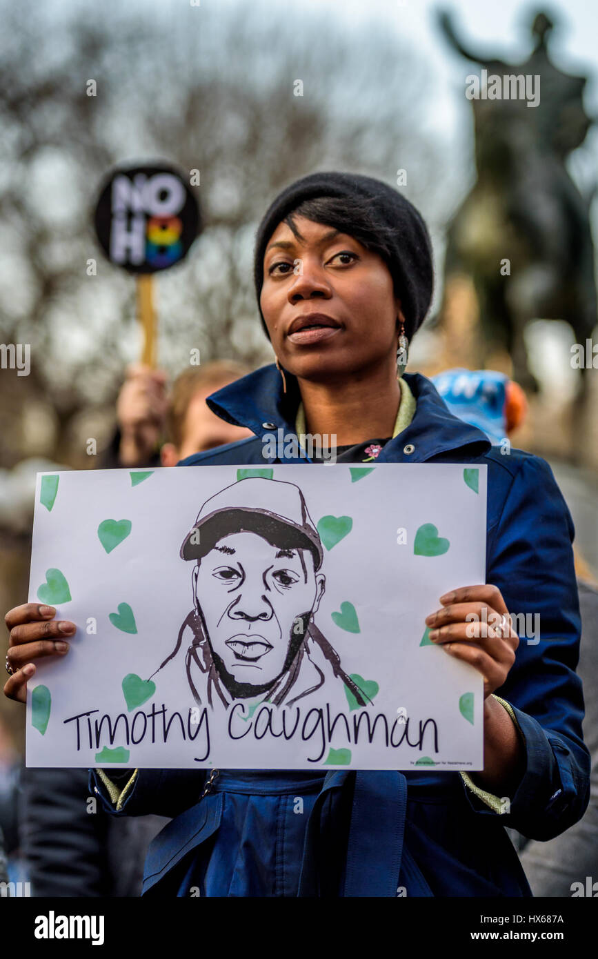 Una folla di circa 300 persone si sono radunate in Union Square la sera del 24 marzo 2017; per un intervento di emergenza di dire basta. La folla si raccolse e procedere a marzo a Herald Square nel centro cittadino di Manhattan dove Timoteo Caughman è stato ucciso e tenere premuto un momento di silenzio per onorare Timoteo e altre vittime di crimini di odio e a dire di no ai crimini di odio e di terrorismo interno. (Foto byErik McGregor/Pacific Stampa) Foto Stock