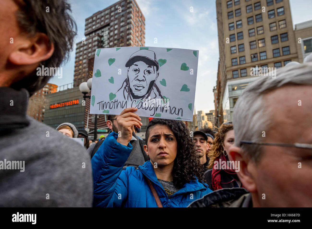 Una folla di circa 300 persone si sono radunate in Union Square la sera del 24 marzo 2017; per un intervento di emergenza di dire basta. La folla si raccolse e procedere a marzo a Herald Square nel centro cittadino di Manhattan dove Timoteo Caughman è stato ucciso e tenere premuto un momento di silenzio per onorare Timoteo e altre vittime di crimini di odio e a dire di no ai crimini di odio e di terrorismo interno. (Foto byErik McGregor/Pacific Stampa) Foto Stock