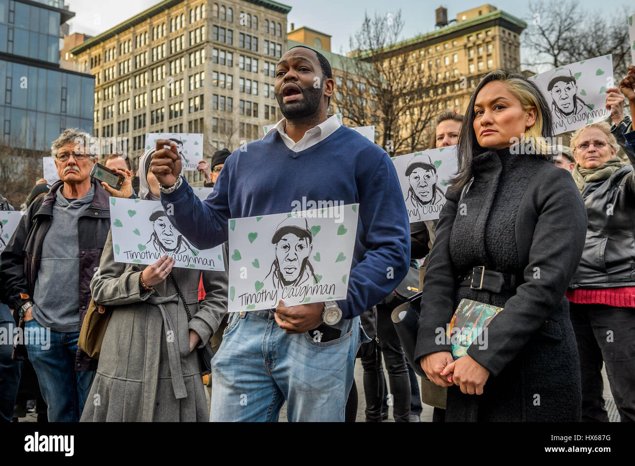 Una folla di circa 300 persone si sono radunate in Union Square la sera del 24 marzo 2017; per un intervento di emergenza di dire basta. La folla si raccolse e procedere a marzo a Herald Square nel centro cittadino di Manhattan dove Timoteo Caughman è stato ucciso e tenere premuto un momento di silenzio per onorare Timoteo e altre vittime di crimini di odio e a dire di no ai crimini di odio e di terrorismo interno. (Foto byErik McGregor/Pacific Stampa) Foto Stock
