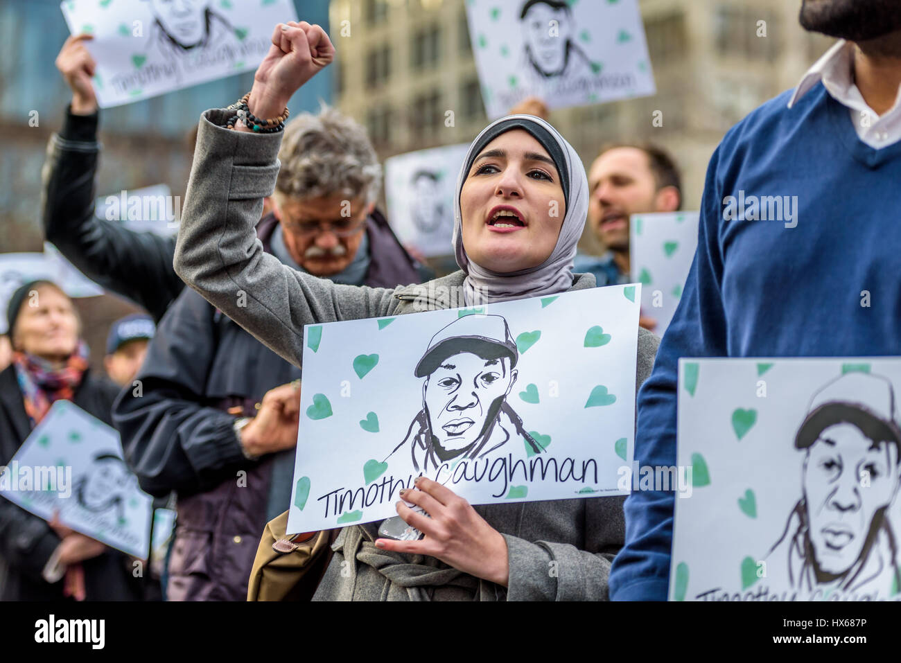 Una folla di circa 300 persone si sono radunate in Union Square la sera del 24 marzo 2017; per un intervento di emergenza di dire basta. La folla si raccolse e procedere a marzo a Herald Square nel centro cittadino di Manhattan dove Timoteo Caughman è stato ucciso e tenere premuto un momento di silenzio per onorare Timoteo e altre vittime di crimini di odio e a dire di no ai crimini di odio e di terrorismo interno. (Foto byErik McGregor/Pacific Stampa) Foto Stock