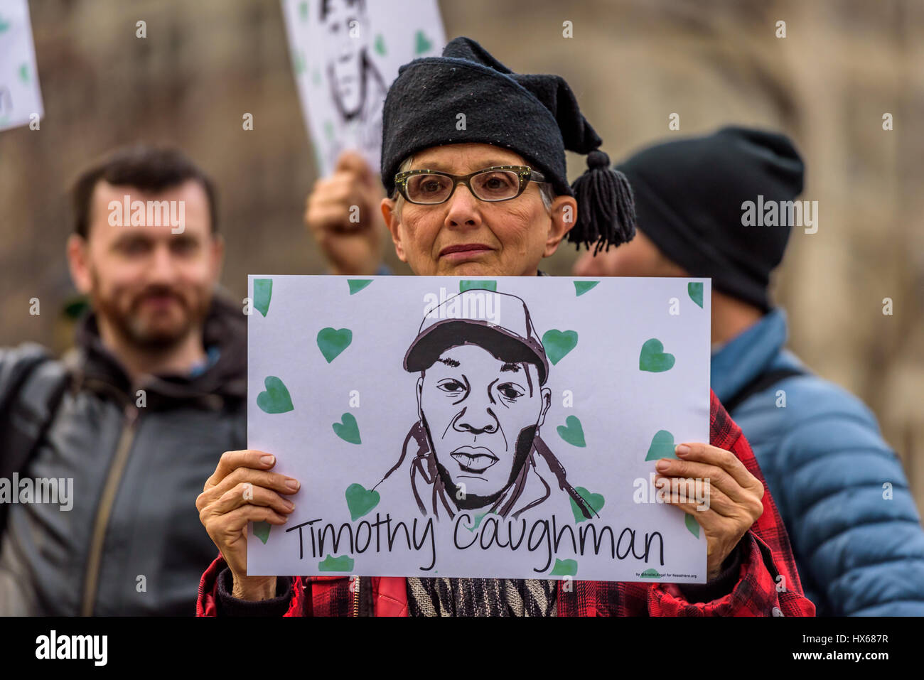 Una folla di circa 300 persone si sono radunate in Union Square la sera del 24 marzo 2017; per un intervento di emergenza di dire basta. La folla si raccolse e procedere a marzo a Herald Square nel centro cittadino di Manhattan dove Timoteo Caughman è stato ucciso e tenere premuto un momento di silenzio per onorare Timoteo e altre vittime di crimini di odio e a dire di no ai crimini di odio e di terrorismo interno. (Foto byErik McGregor/Pacific Stampa) Foto Stock