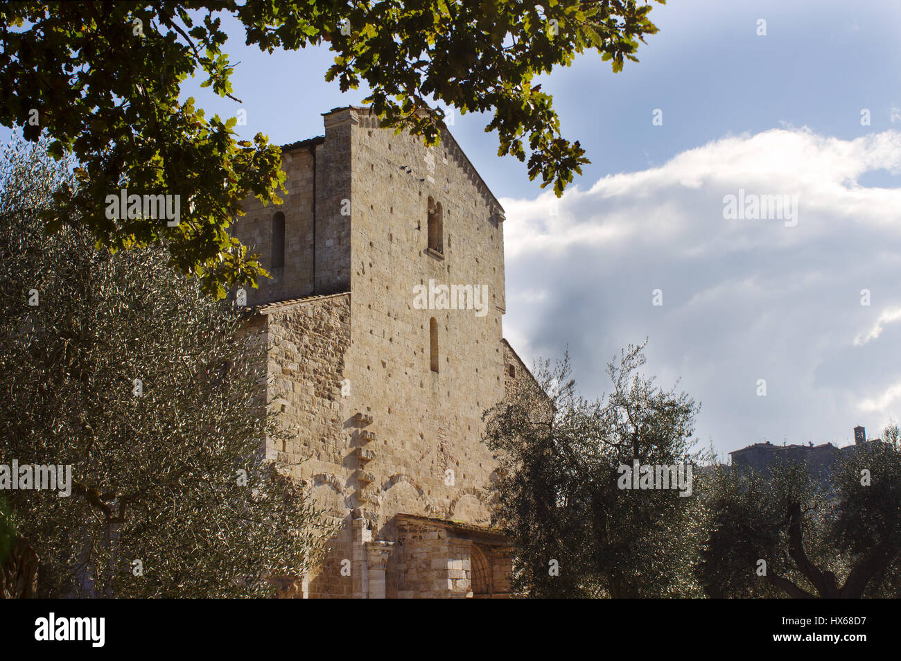 Una vista della facciata medievale di Sant'Antimo, vicino Siena, Toscana, Italia Foto Stock