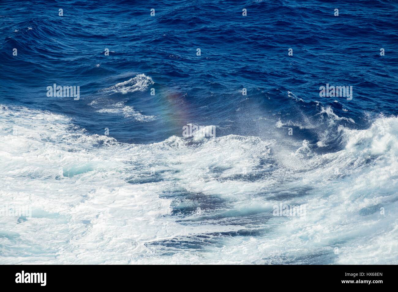 Onde enormi e mare mosso e sole sull'aperto oceano profondo Foto Stock