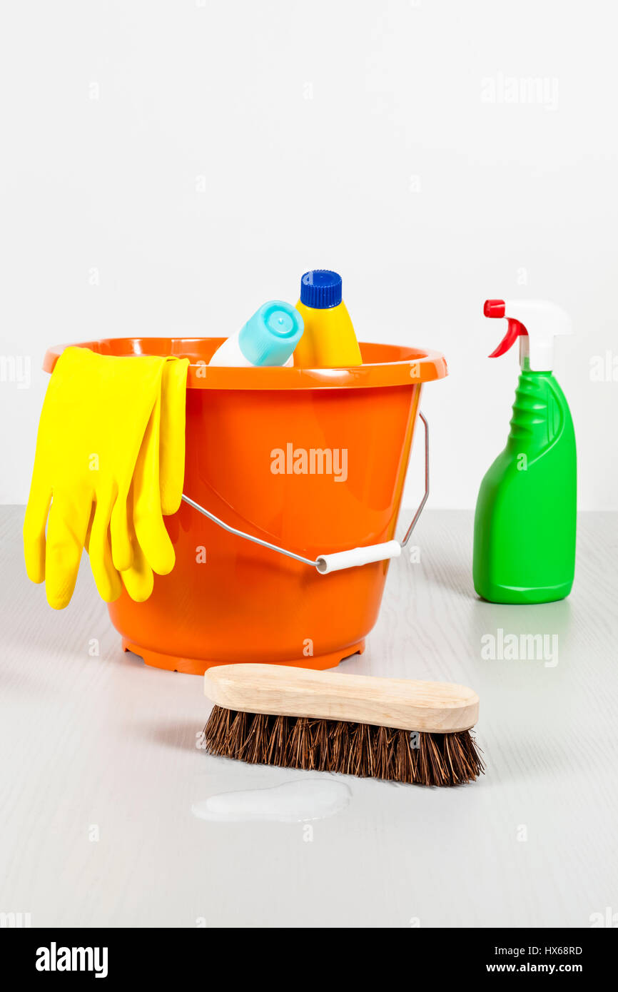 Spazzolone, benna lavori domestici guanti, la bottiglia spray e altri prodotti per la pulizia su un pavimento pronto per la pulizia di primavera Foto Stock
