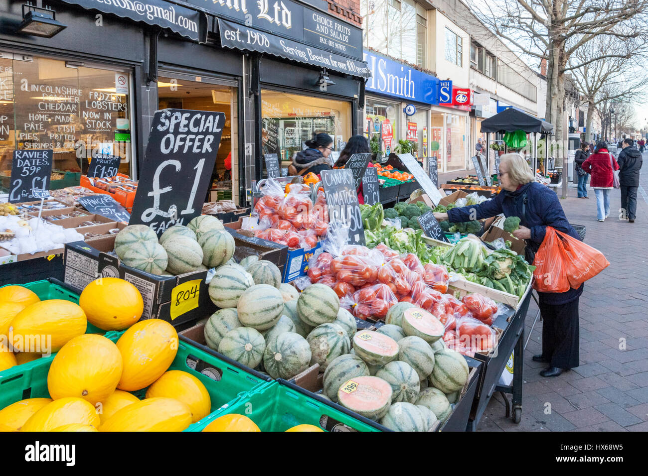 La donna gli acquisti in un negozio di frutta e verdura. Negozi locali, Beeston, Nottinghamshire, England, Regno Unito Foto Stock