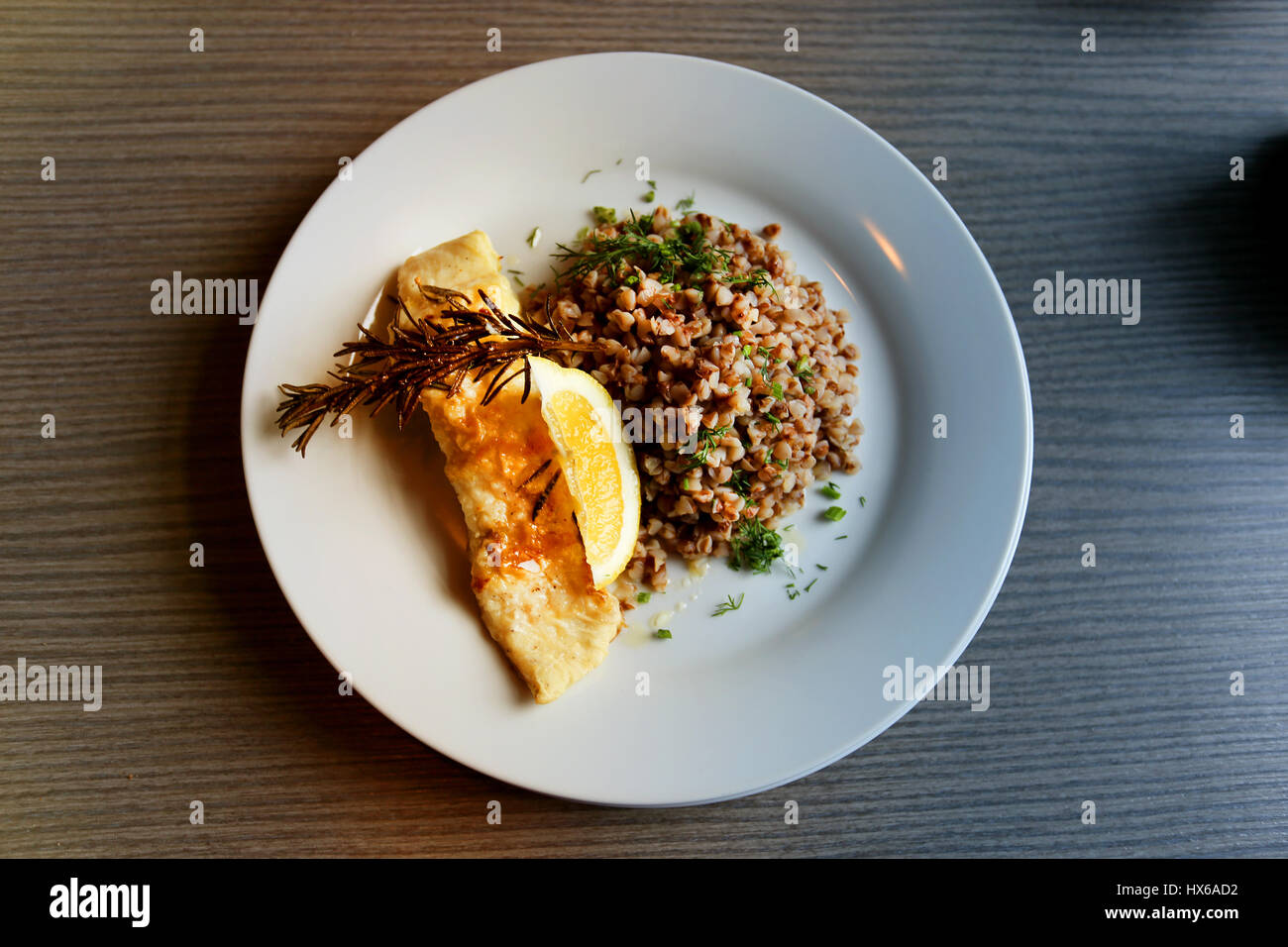 Foto piatti con il grano saraceno e il pesce in un cafe Foto Stock